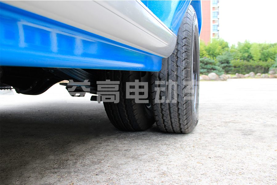 the wheel of sightseeing bus